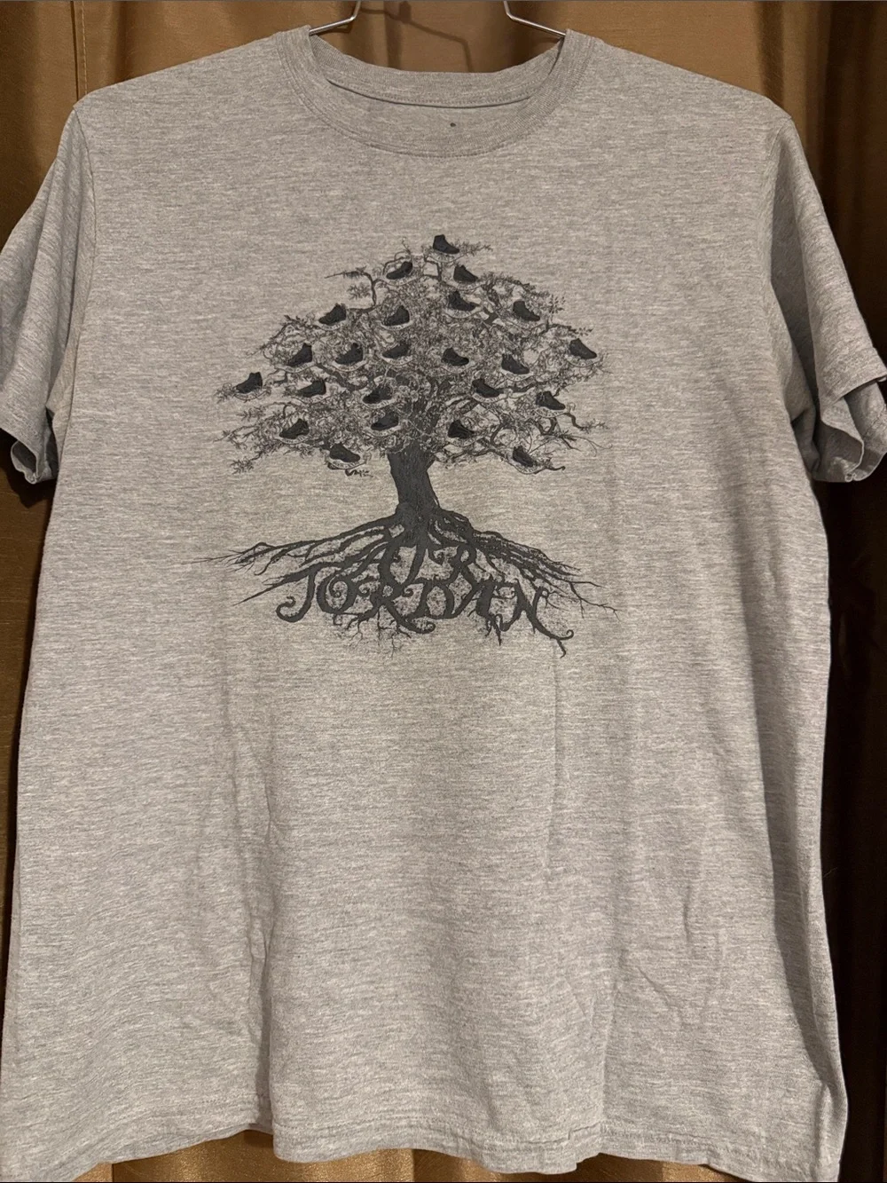 JORDAN Men's Gray Graphic Tree Short Sleeve Tee stitch, shoes on shirt